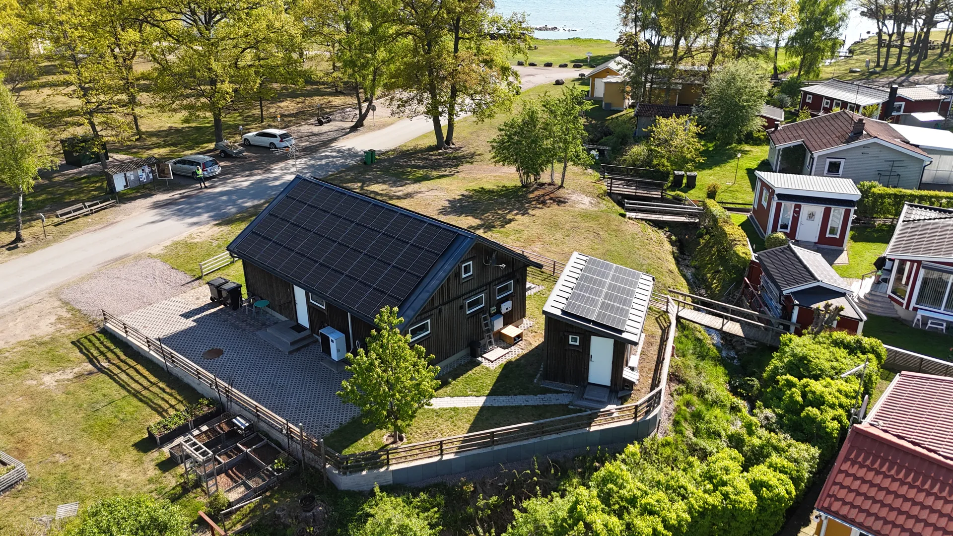 Luftaufnahme Haus Sandvik mit Grundstück und Umgebung